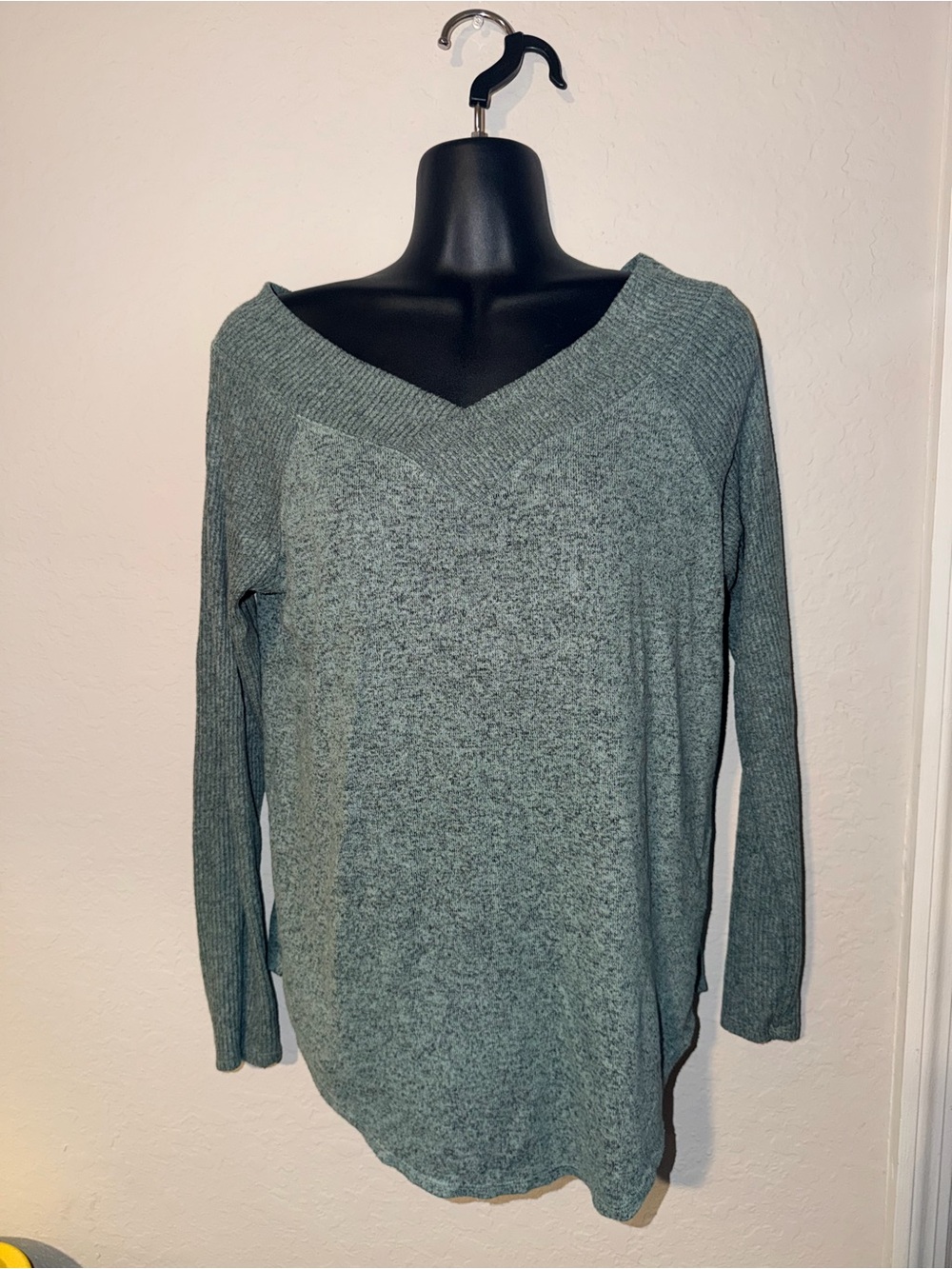 No‎ Frills Los Angeles Sage Green Ribbed V Neck Long Sleeve Knit Top Size M